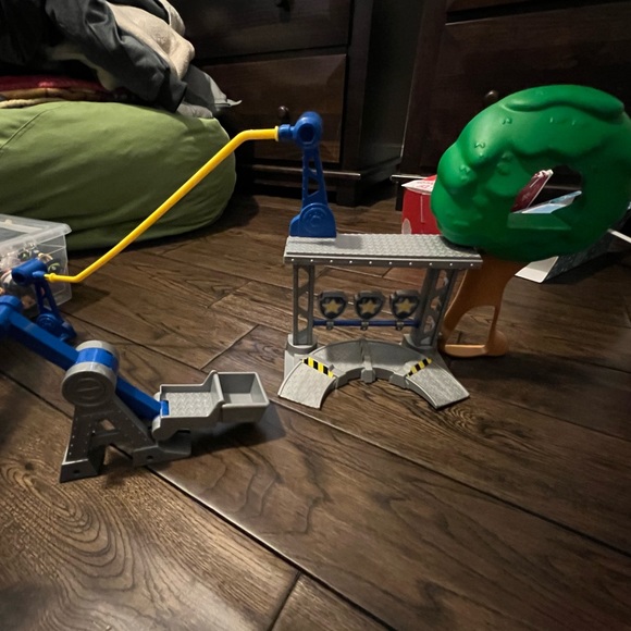 Paw Patrol Chase’s Deluxe Vehicle and Rescue Center Playset - Picture 7 of 14